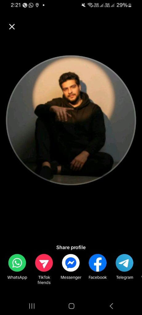 صورة المتهم نبيل جالسًا تحت دائرة ضوء